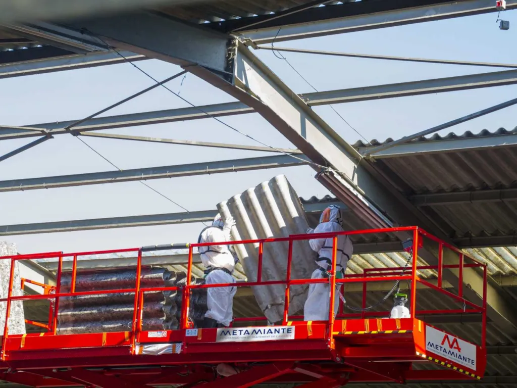 photographe chantier BTP démontage d'un toit amianté