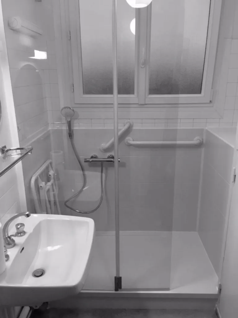 Est-il possible de remplacer ma baignoire par une douche sécurisée en une journée ?
