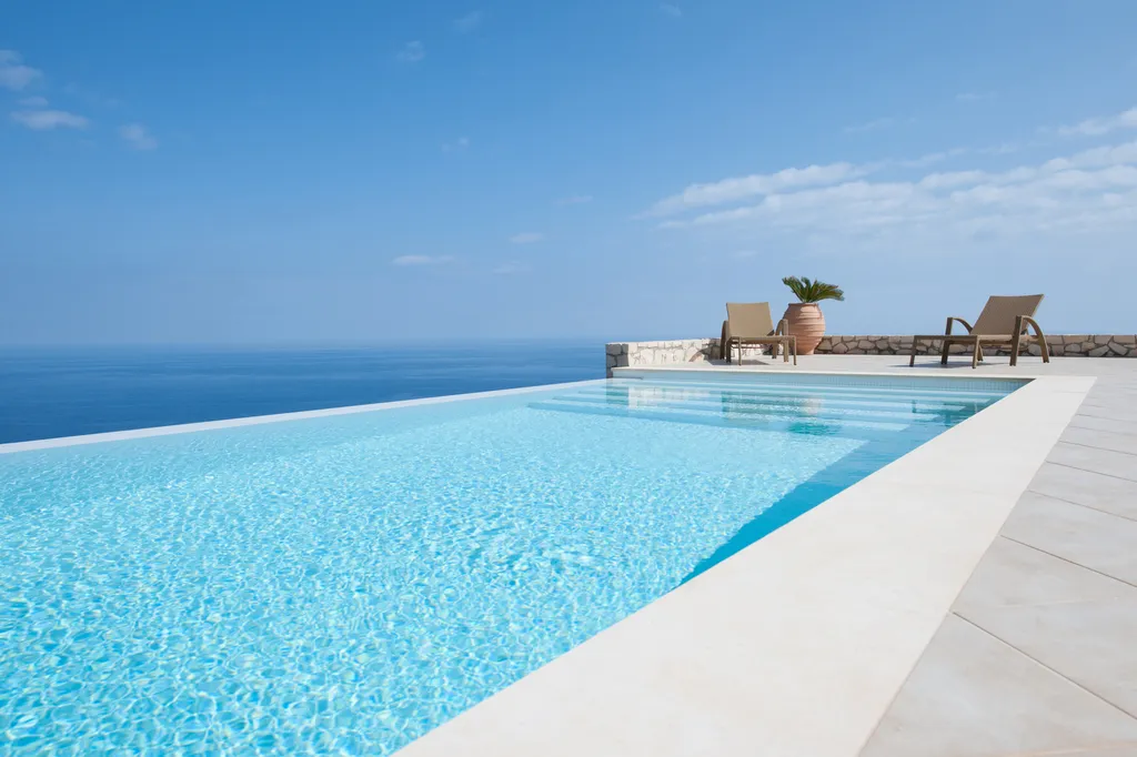 Réaliser une piscine béton personnalisée avec un constructeur expérimenté à Antibes proche de Cannes