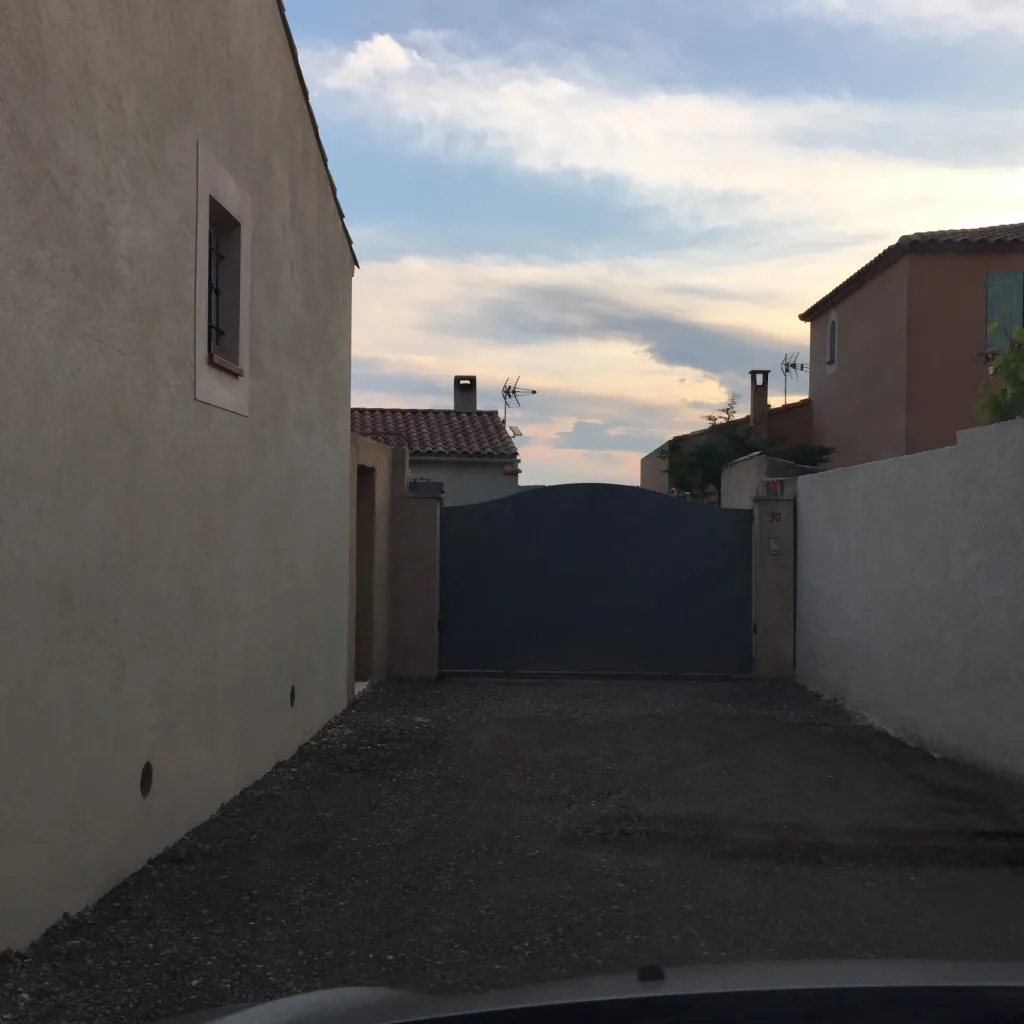 PORTAIL PLEIN SUR MESURE CHAPEAU DE GENDARME DANS LES BOUCHES DU RHONE MARTIGUES