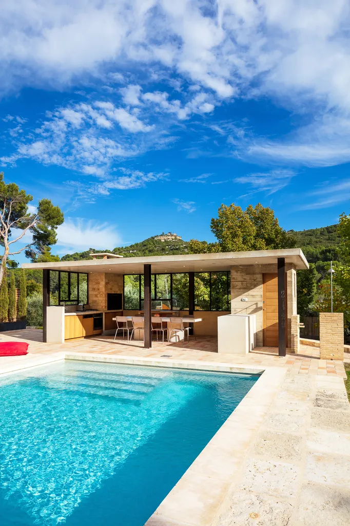 vue de la piscine du Pool-house en Provence 13300 SWalon-de-Provence