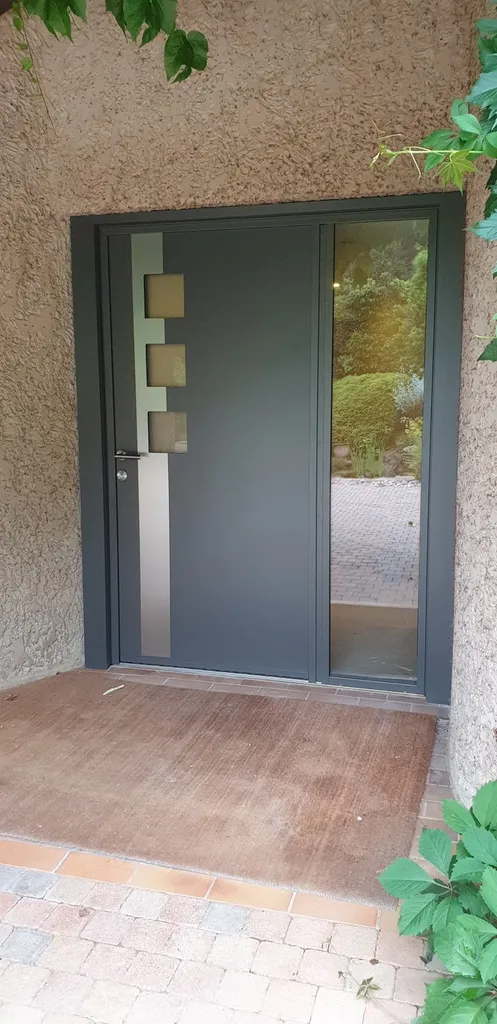 porte entrée alu + fixe vitré en gris 2900 satiné posé à Jassans riottier