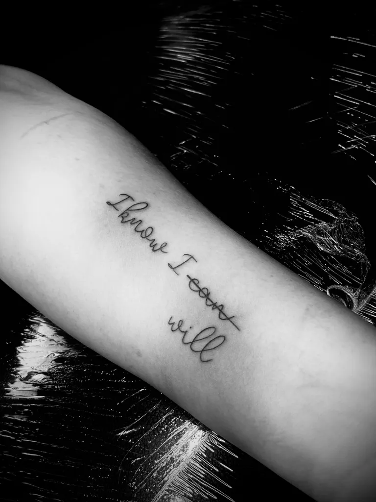 tatouage fin, écriture fines et légère à Craponne