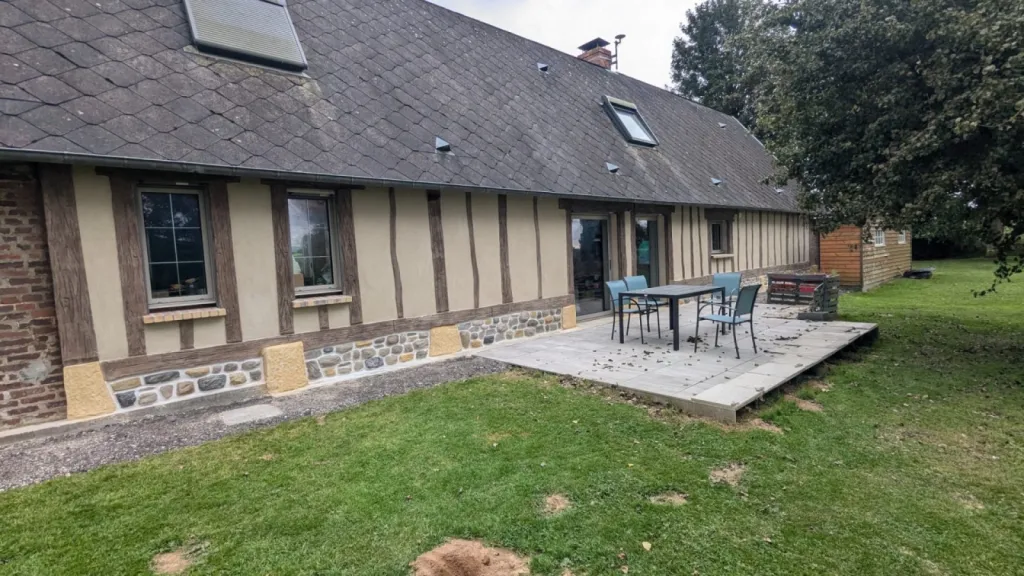 Ravalement décoratif aspect bois et pierre sur maison individuelle Le Havre 76