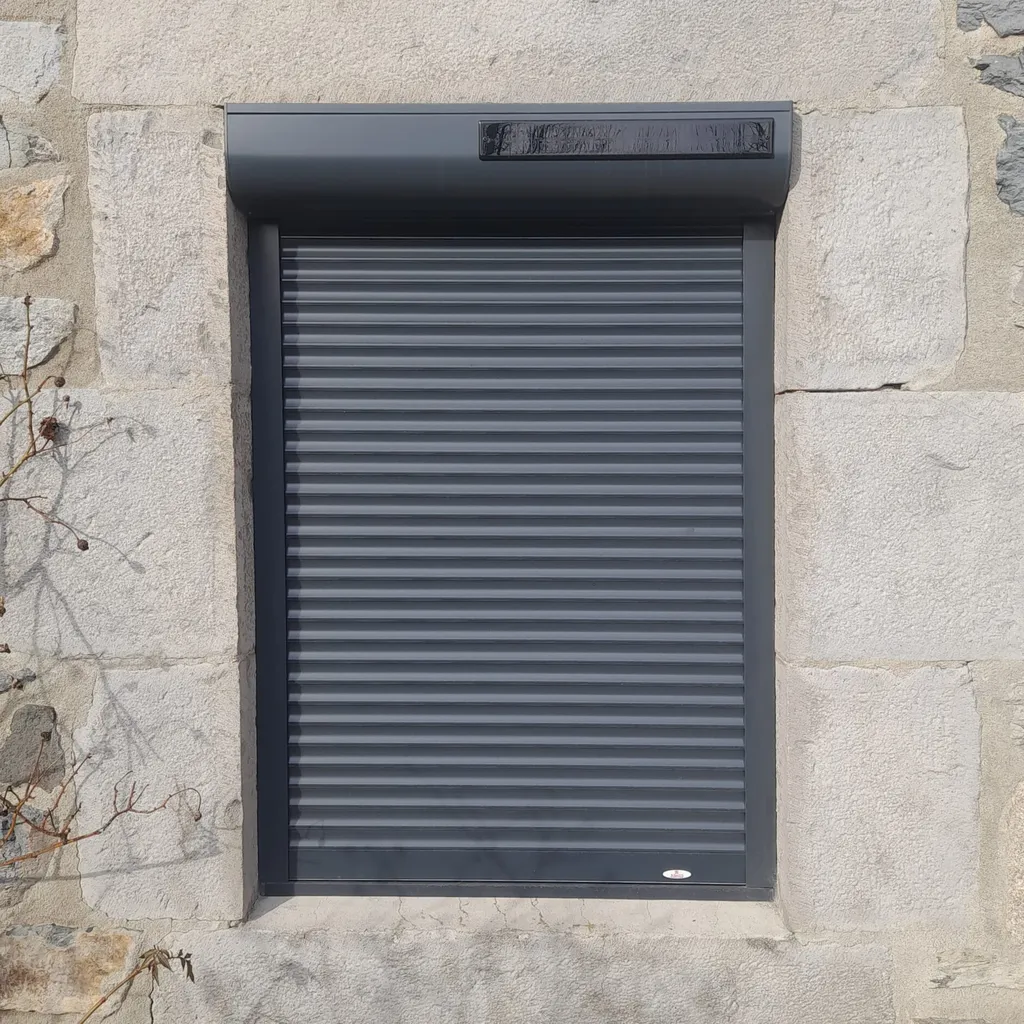 installation d'un volet roulant en aluminium LAKAL gris anthracite par 3 Baies avec motorisation solaire Somfy à Charlieu dans la Loire (42)