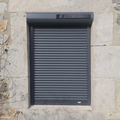 installation d'un volet roulant en aluminium LAKAL gris anthracite par 3 Baies avec motorisation solaire Somfy à Charlieu dans la Loire (42)