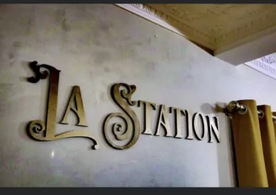 STUC TERRE DU MONDE DANS LE RESTAURANT LA STATION A LA VALETTE DANS LE VAR ET PATINES TERRE ACRYL OR SUR RELIEF LA STATION STATION