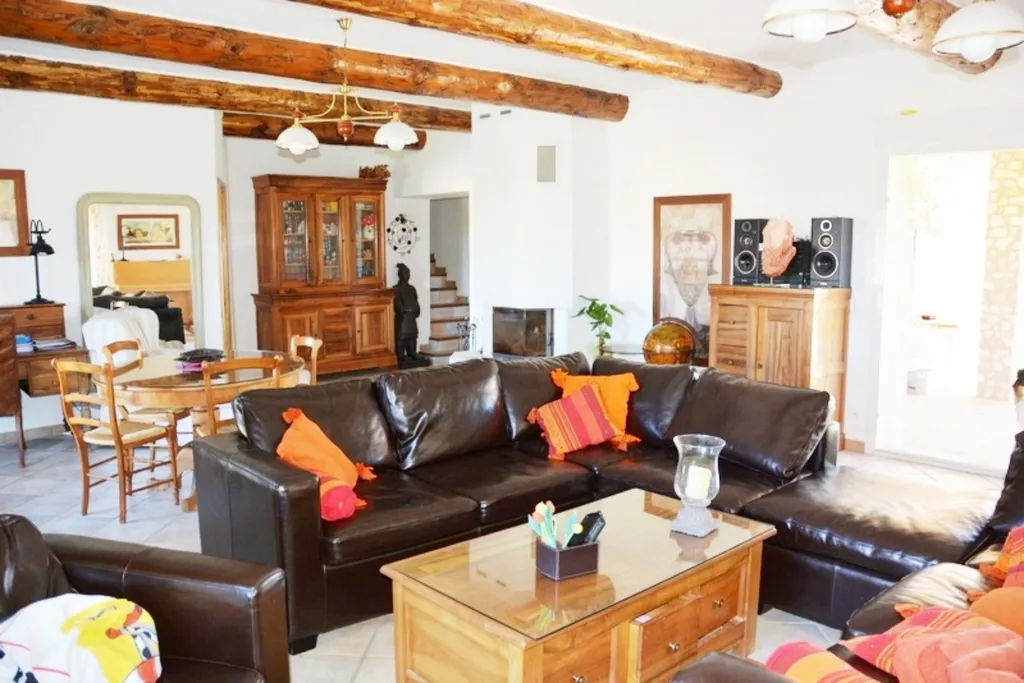 Dans le Comtat Venaissin, à vendre, mas ancien rénové avec piscine et terrasses en  