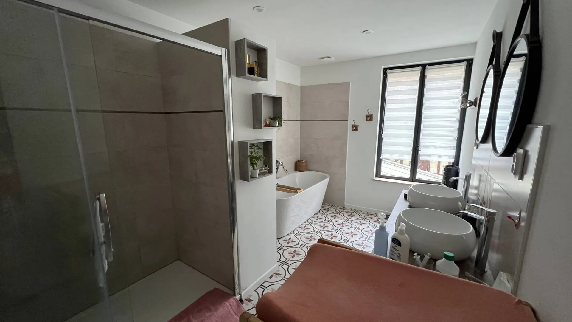 Charmante maison de ville 147m², 3 chambres, cour intérieure, cave voûtée et belles prestations, à proximité immédiate des commerces et services du centre de Eu 76260.