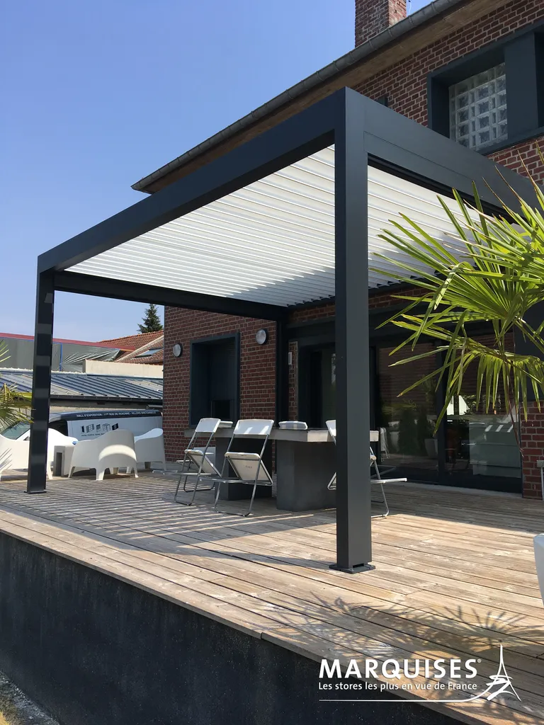 Pergola bioclimatique IZI : profitez de votre terrasse à l'ombre tout l'été sans subir la chaleur à Ajaccio et Porticcio