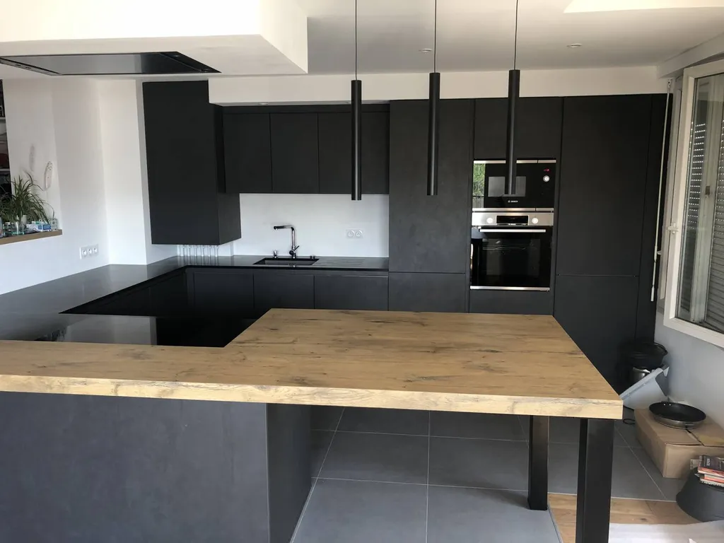 cuisine equipee noir et bois a decines