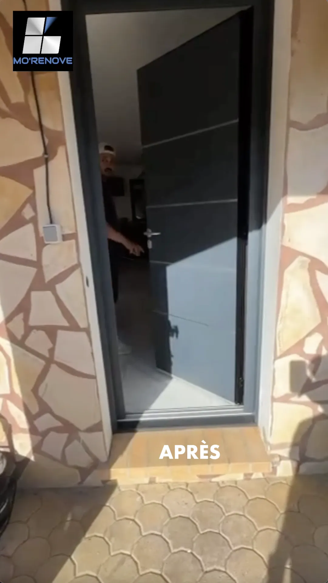 Porte d'entrée en ALU ouverte après l'installation