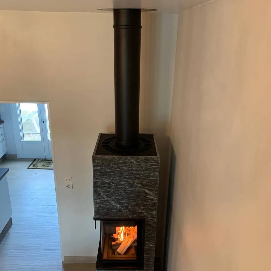 Pose d'un poêle en pierre ollaire de semi-masse en angle de petite taille en Gironde à Bouliac