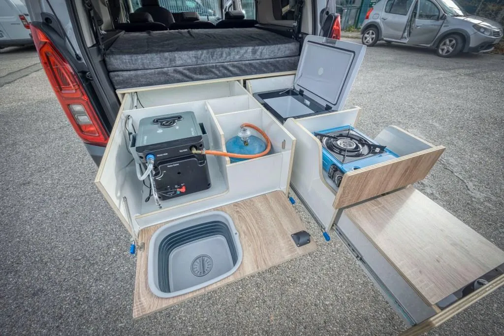 Spécialiste aménagement intérieur Berlingo et Rifter Long à Lyon : banquette-lit et kit-meuble sur-mesure dans le Rhône