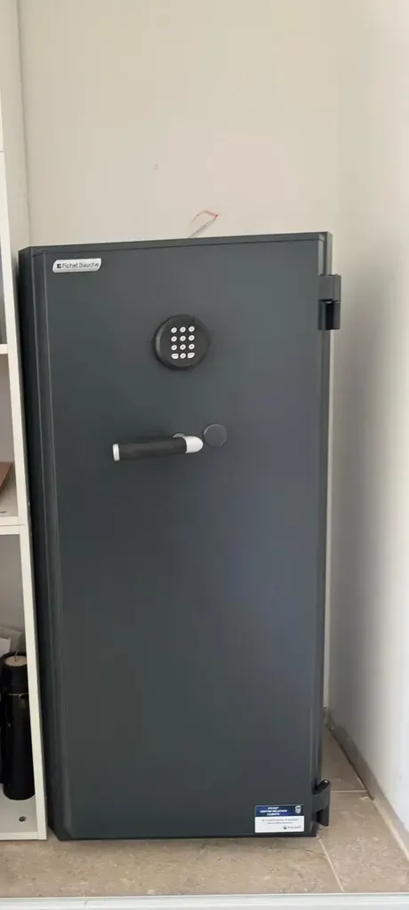 Pose d'un coffre-fort Fichet-Bauche Hélios 160 L en Corse-du-Sud : protection vol Classe I et feu 60 minutes pour particulier à Ajaccio