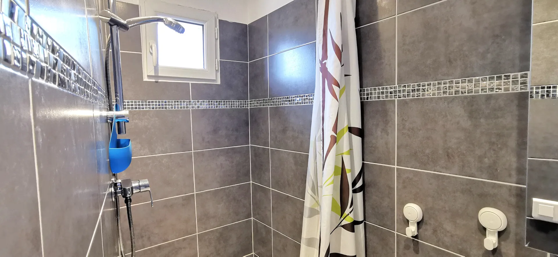 Vente beau studio Cassis centre en dernier étage avec vaste terrasse bénéficiant d'une vue dégagée sur le village