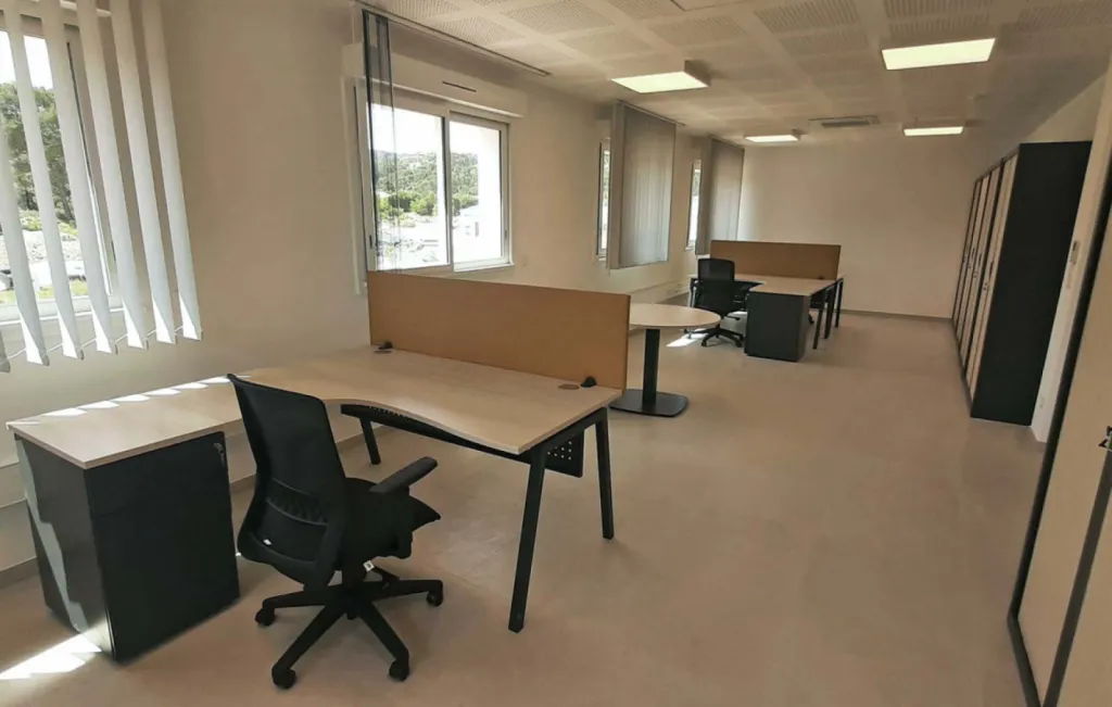 Aménagement de l’espace administratif de La Route du Sel (ADAPEI) à Pélissanne avec mobilier Cinétic, rangements sur mesure et solutions acoustiques Made in France