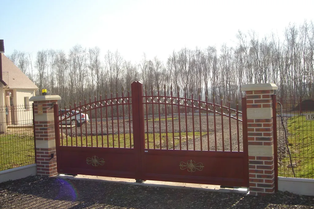 Installation de Portail en aluminium rétro à battants motorisés, Portillon coordonné et Clôtures à Bourgtheroulde dans l'Eure 27 et ses Alentours