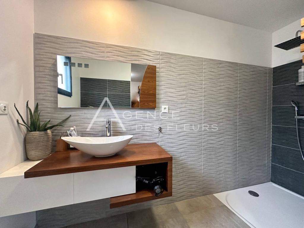 Magnifique plain-pied contemporain sur 832 m² de terrain clos.