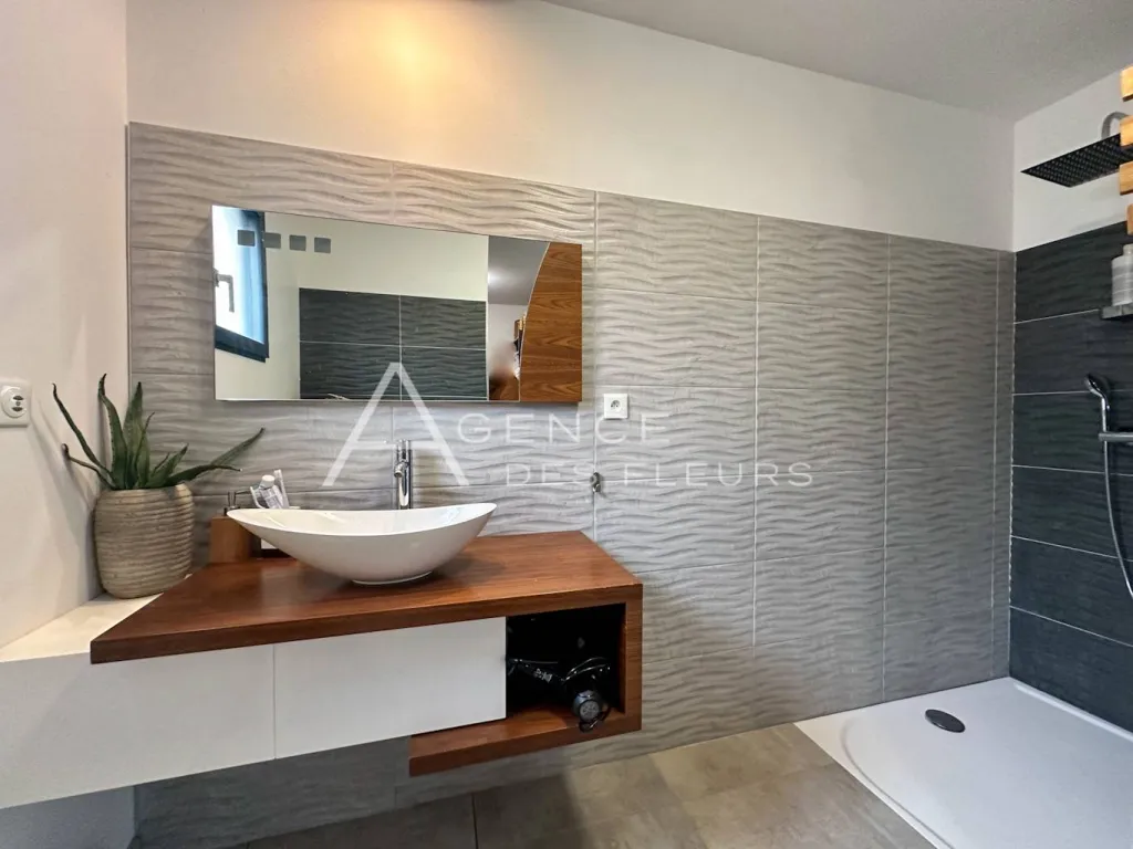 Magnifique plain-pied contemporain sur 832 m² de terrain clos.