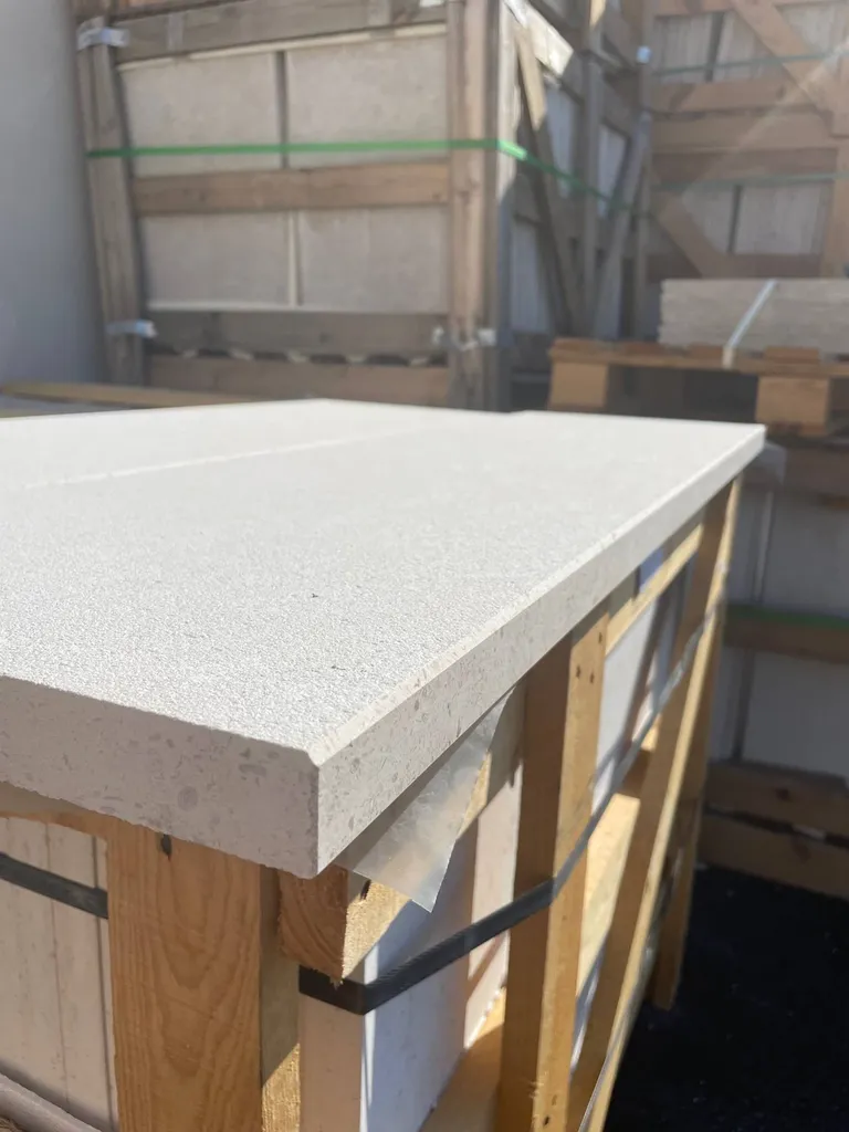 MARGELLE PISCINE EN PIERRE NATURELLE MOLEANOS FINITION SABLEE