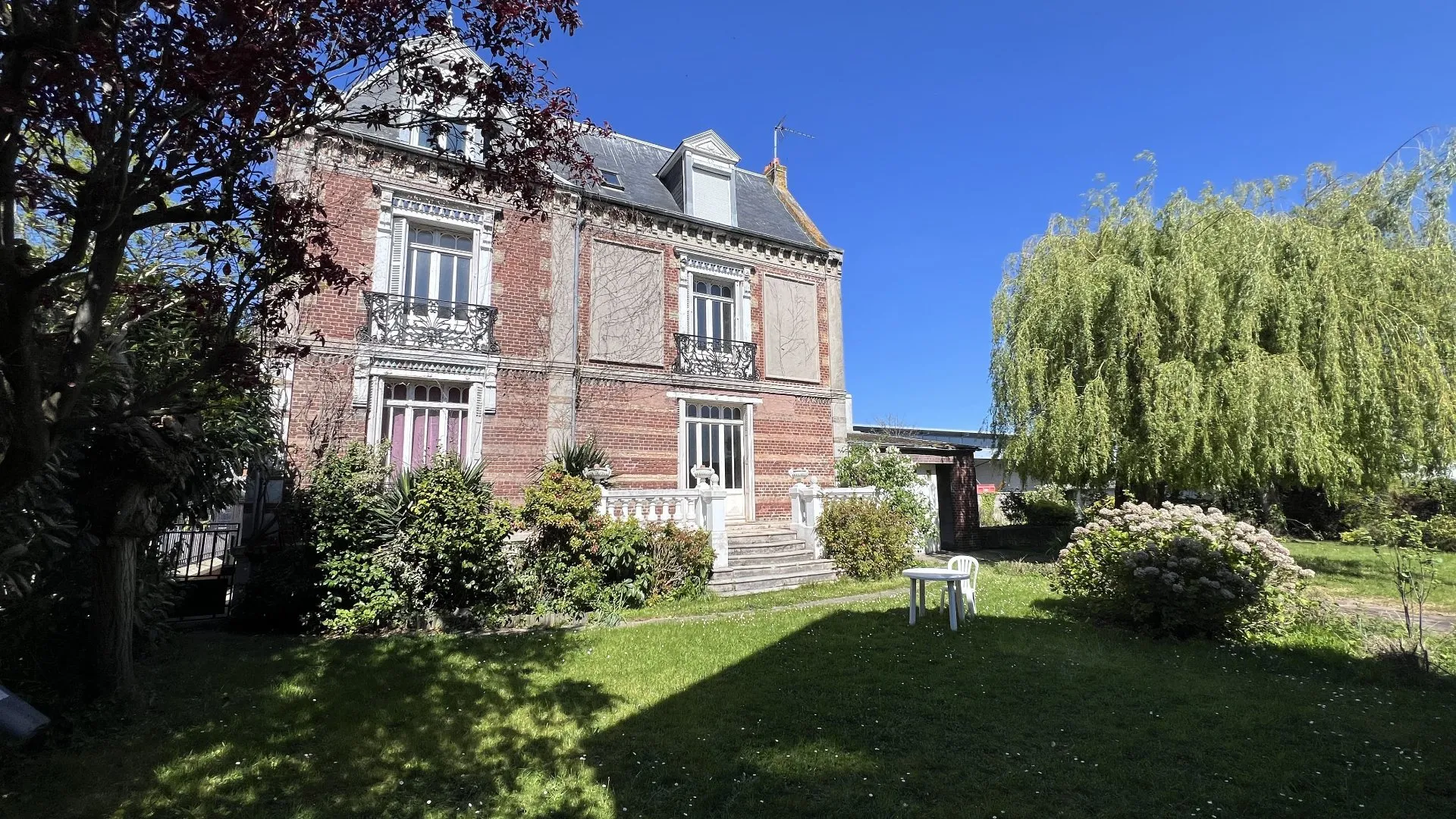 A vendre Maison de maître 265m² avec 7 chambres, parquet ancien, dépendance et garage double, terrain clos 980m², fort potentiel rénovation au cœur du Tréport 76470.
