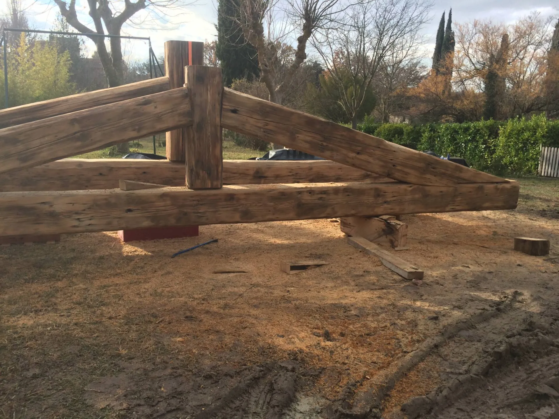 Taille de charpente sur mesure pour pergola à Aix-en-Provence