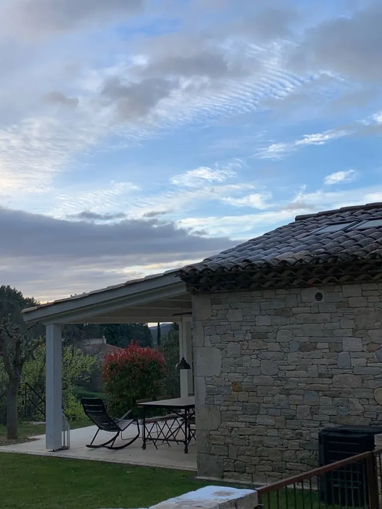 Traitement de toiture contre les guêpes suite installation panneaux photovoltaïques à Saint Rémy de Provence