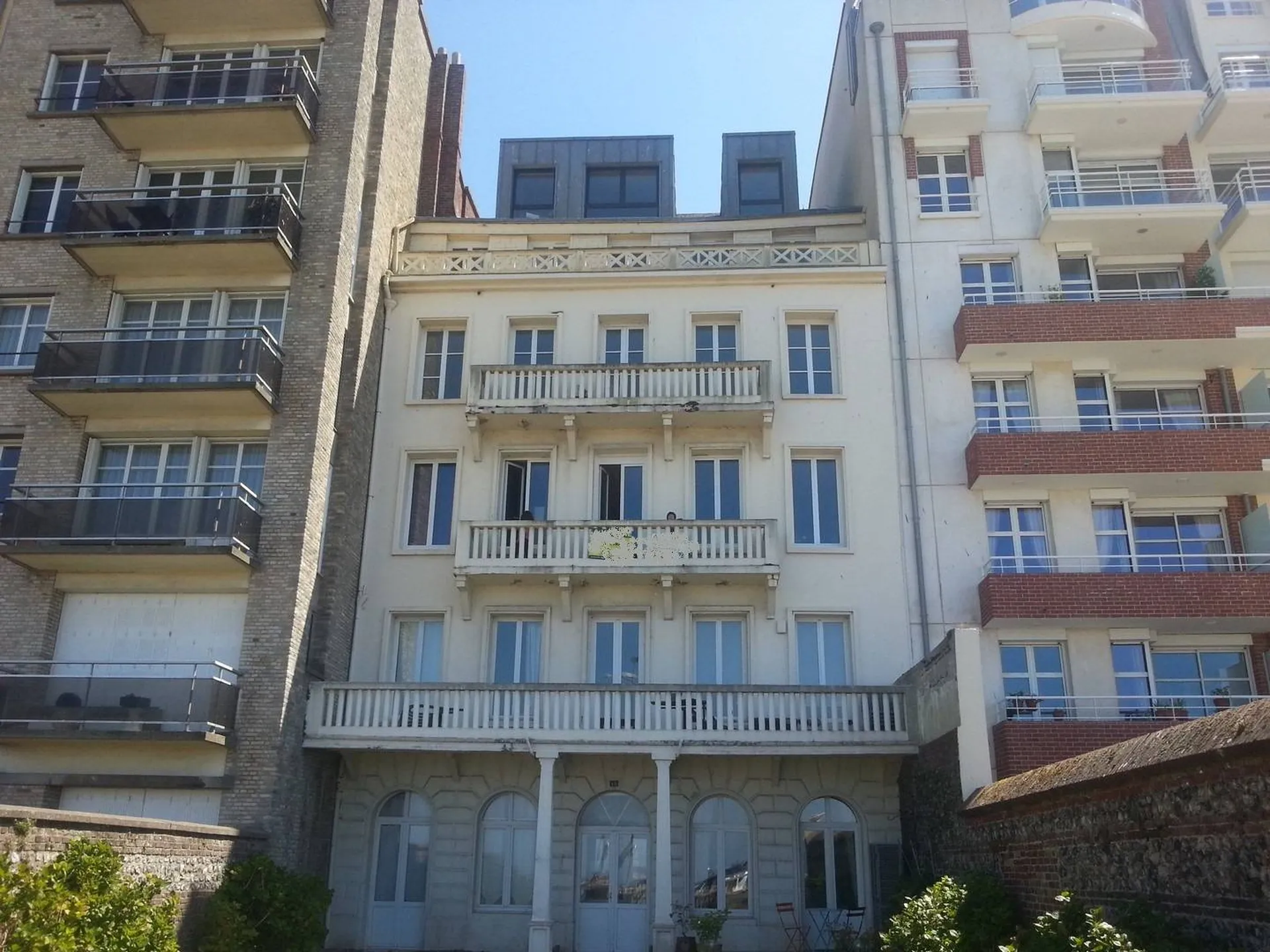 a vendre appartement dans petite résidence au 2 ème étage, ascenseur, vue mer, commerces àpieds