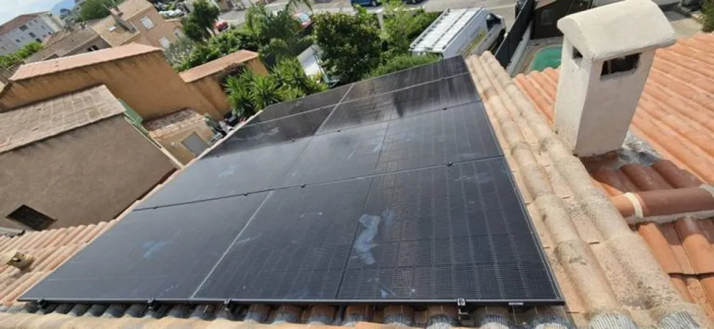 Installation de 12 panneaux solaires Dmegc 500w en 6 kwC à La Garde à côté de Toulon et La Crau