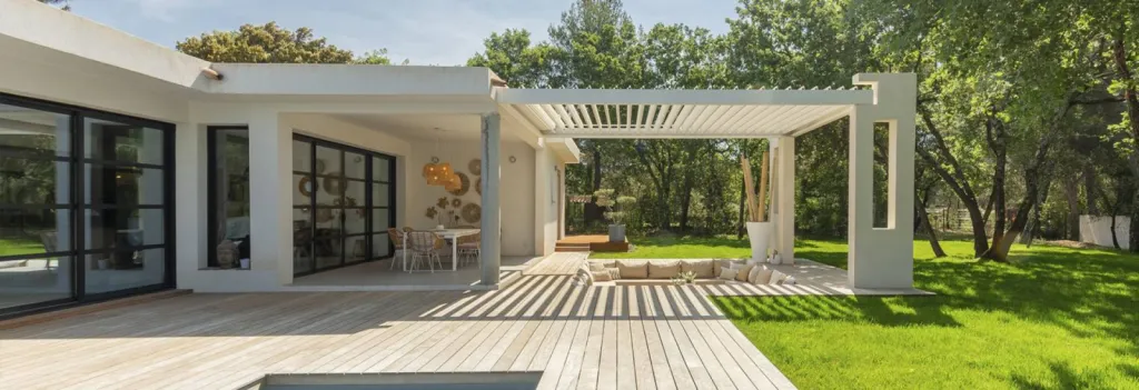 Installation d'une pergola à lames orientables AERO.. sans pieds !