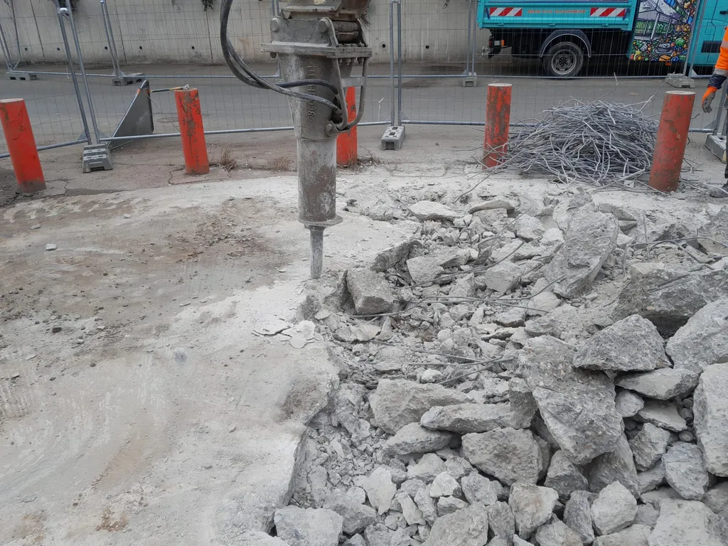 Entreprise de démolition à Ecully, près de Lyon: démolition de dalle béton avec pelle mécanique et BRH