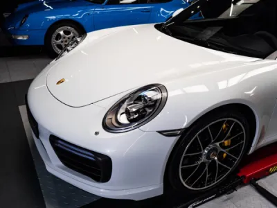Porsche Turbo S après un polissage complet, offrant une brillance maximale et une protection supplémentaire grâce à l'application d’un traitement céramique innovant.