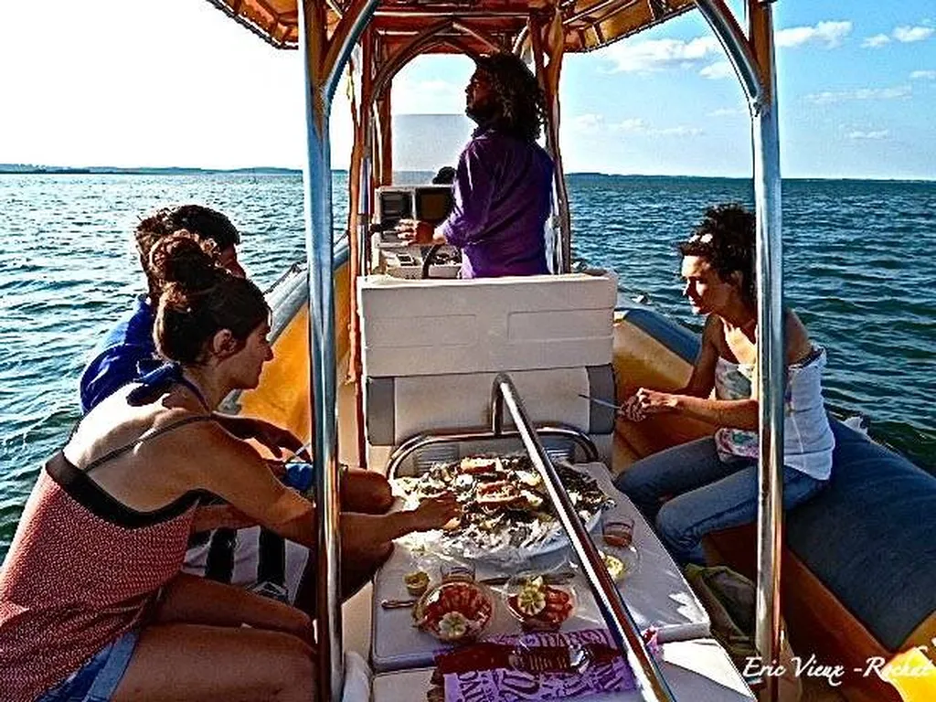 Balade en bateau en bateau avec repas à bord au départ du Cap Ferret toute l'année, même pendant les les weekends et les vacances de printemps