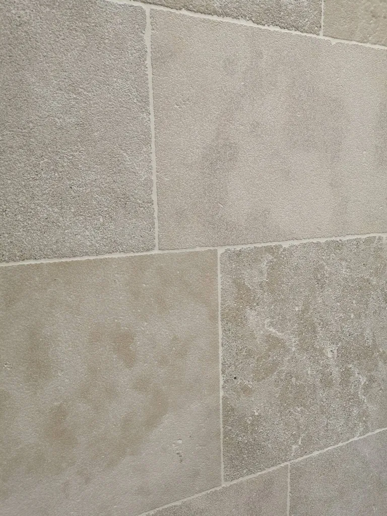 DALLAGE EXTERIEUR ATLAS BEIGE - NÎMES ANTIQUE - MONTPELLIER ANTIQUAIRE FINITION BOUCHARDE + BROSSE