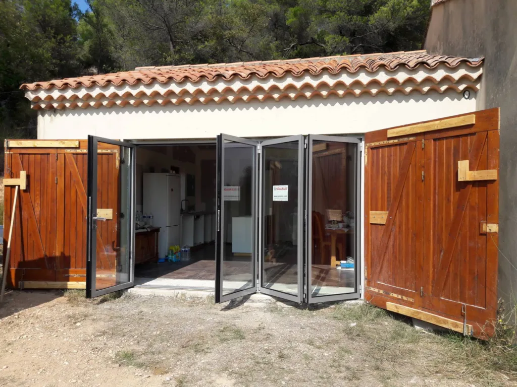 Installateur de baie vitrée pliante accordéon à Aix en Provence