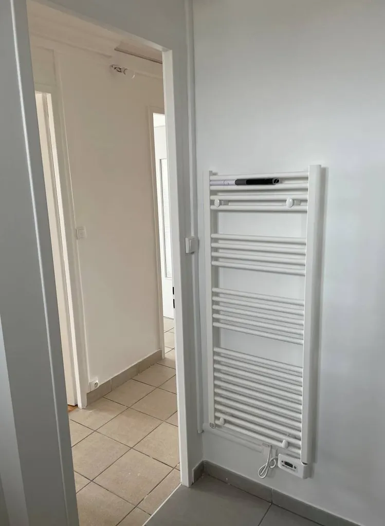 Radiateur électrique après rénovation d’une salle de bains à Villefranche sur Saône (69) radiateur électrique à fluide caloporteur 
