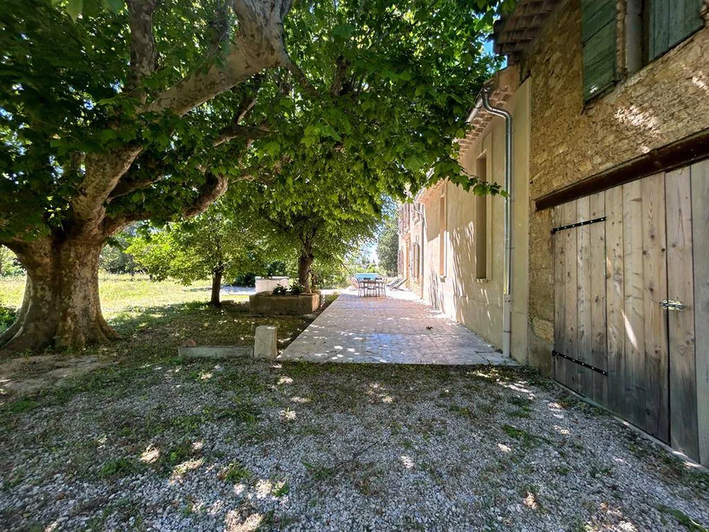 Mas authentique sur 5000 m², entre Dentelles de Montmirail et Mont Ventoux.