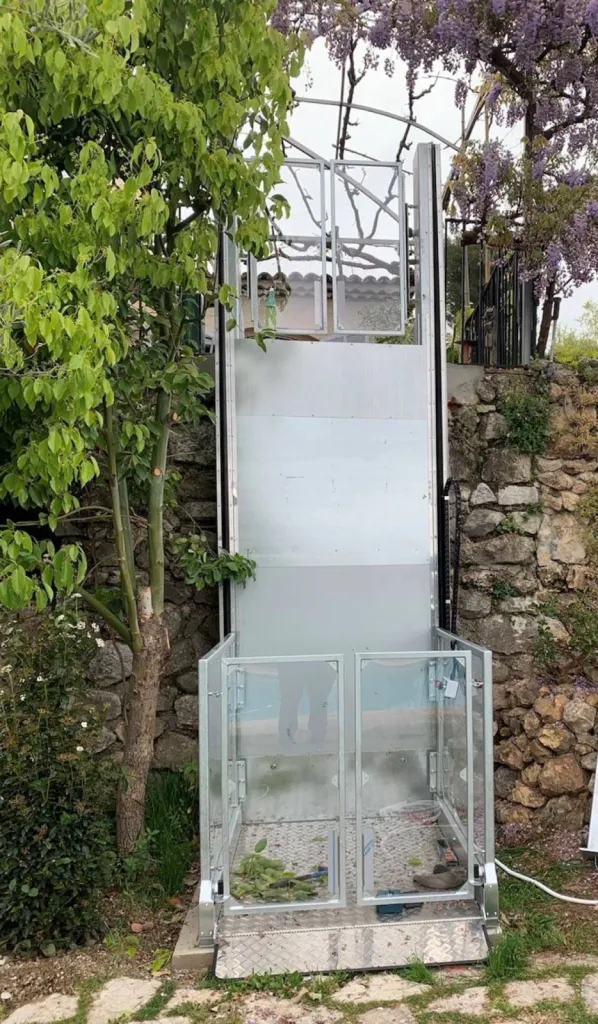 L'accessibilité à la plateforme verticale depuis le bas du terrain à St Paul de Vence près de Nice