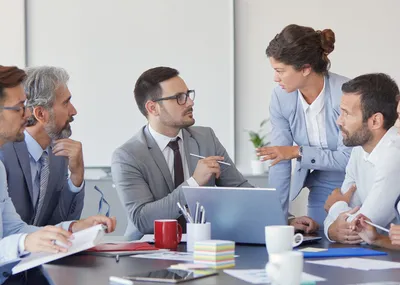 Illustration d’une réunion interservices dans une entreprise d’hygiène professionnelle à Vitry-sur-Seine : responsables marketing, commerce et opérations en discussion pour restaurer la cohésion et la performance collective
