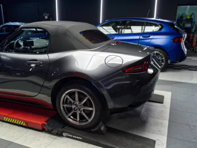 Le traitement réalisé avec le film de protection PPF XPEL offre à cette Mazda MX-5 une finition parfaite et une résistance optimale.