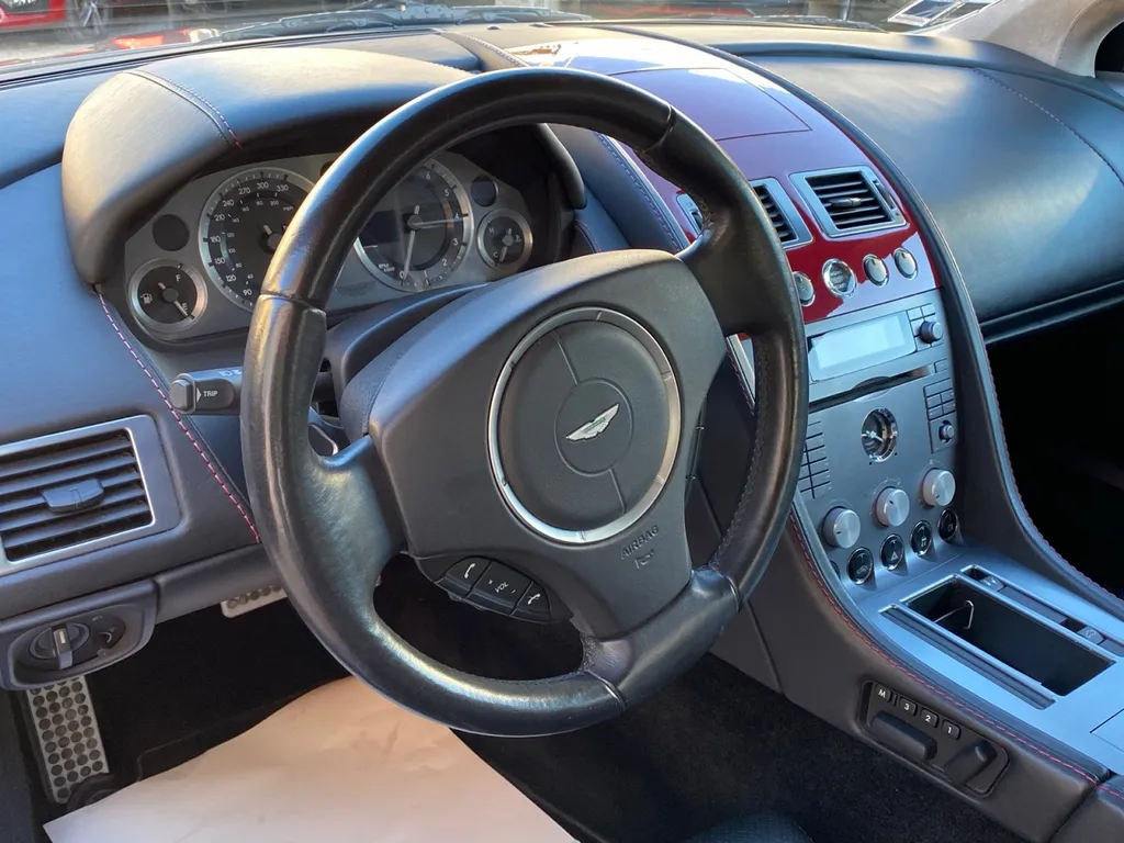 Réparation carrosserie sur Aston Martin véhicule de luxe LM 24/124 chez Platinum Carrosserie Carnoux