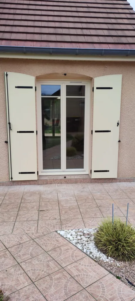 Installation de menuiseries PVC Premium ouvertures triple vitrage et volets battants aluminium isolés MISTRAL à Quincey Côte-d’Or