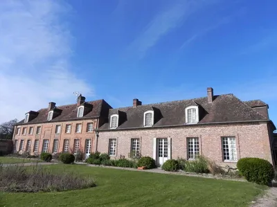 Dans le PAYS D'AUGE du CALVADOS, dans la région de VIMOUTIERS 61120, l'Agence Immobilière TERRES ET DEMEURES DE NORMANDIE située à LISIEUX 14100, 41 avenue Victor Hugo, vous propose à la vente, cet authentique Manoir en briques du XIXème siècle et se