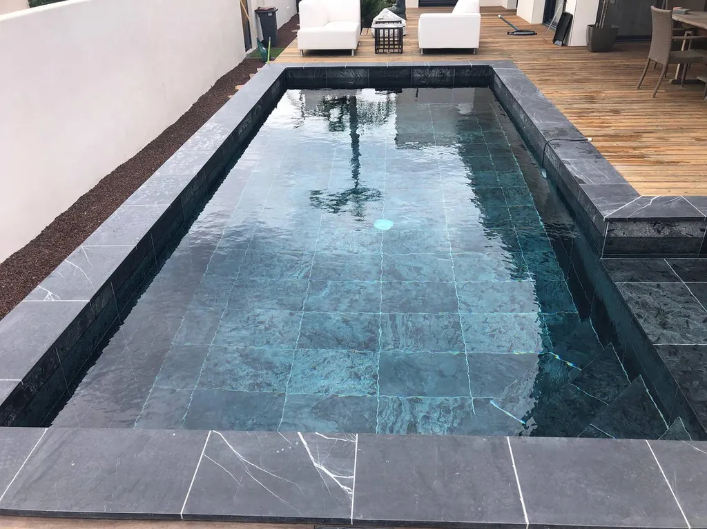 PIERRE DE BALI MIX GREY - METAL KINARA 60 x 40 x 1,2 cm POUR INTERIEUR DE PISCINE