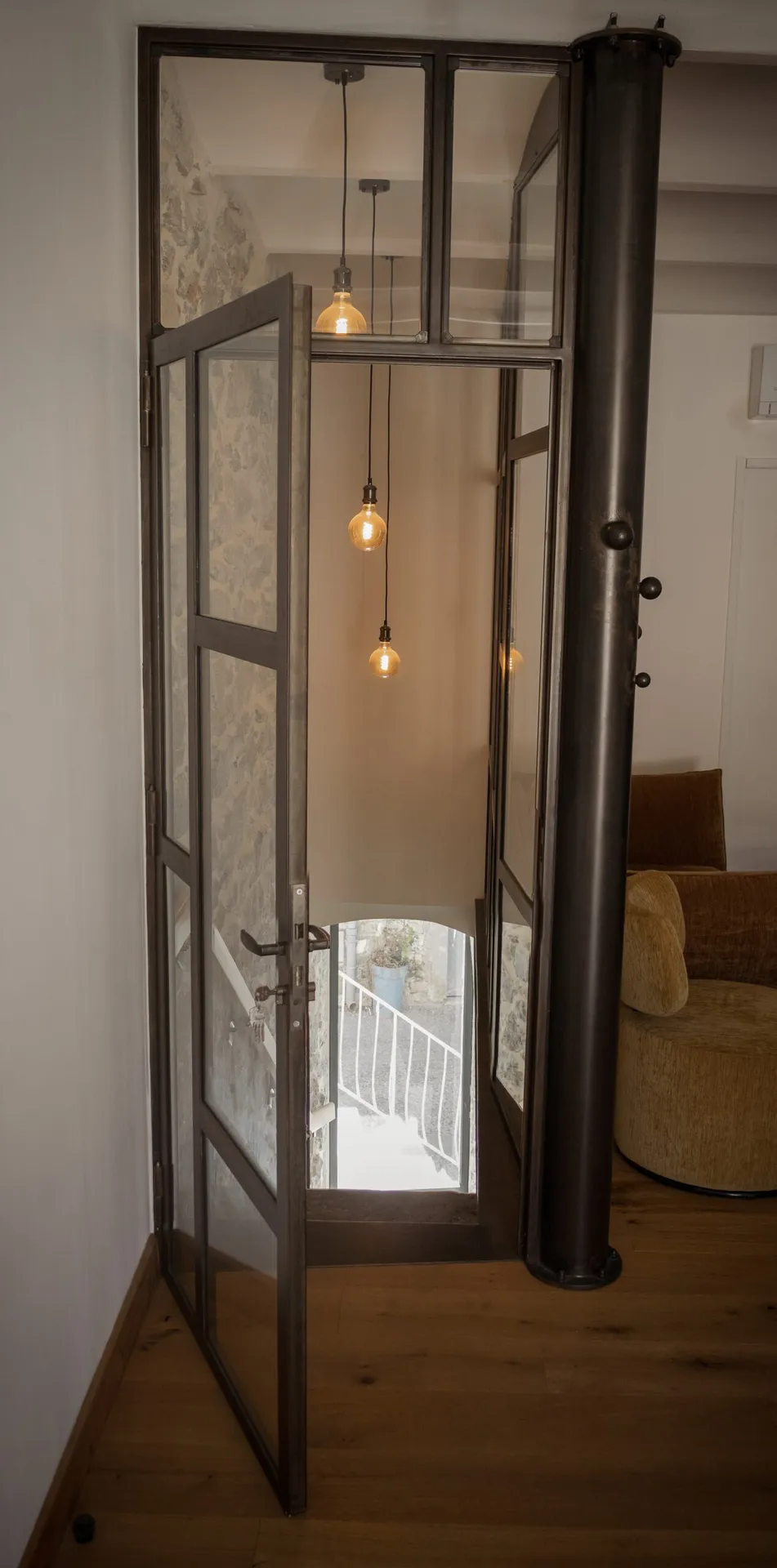 Verrière pour les bureaux de l'agence Tourre Immobilier à Ruoms en Ardèche intégrant un porte-manteau soudé unique.