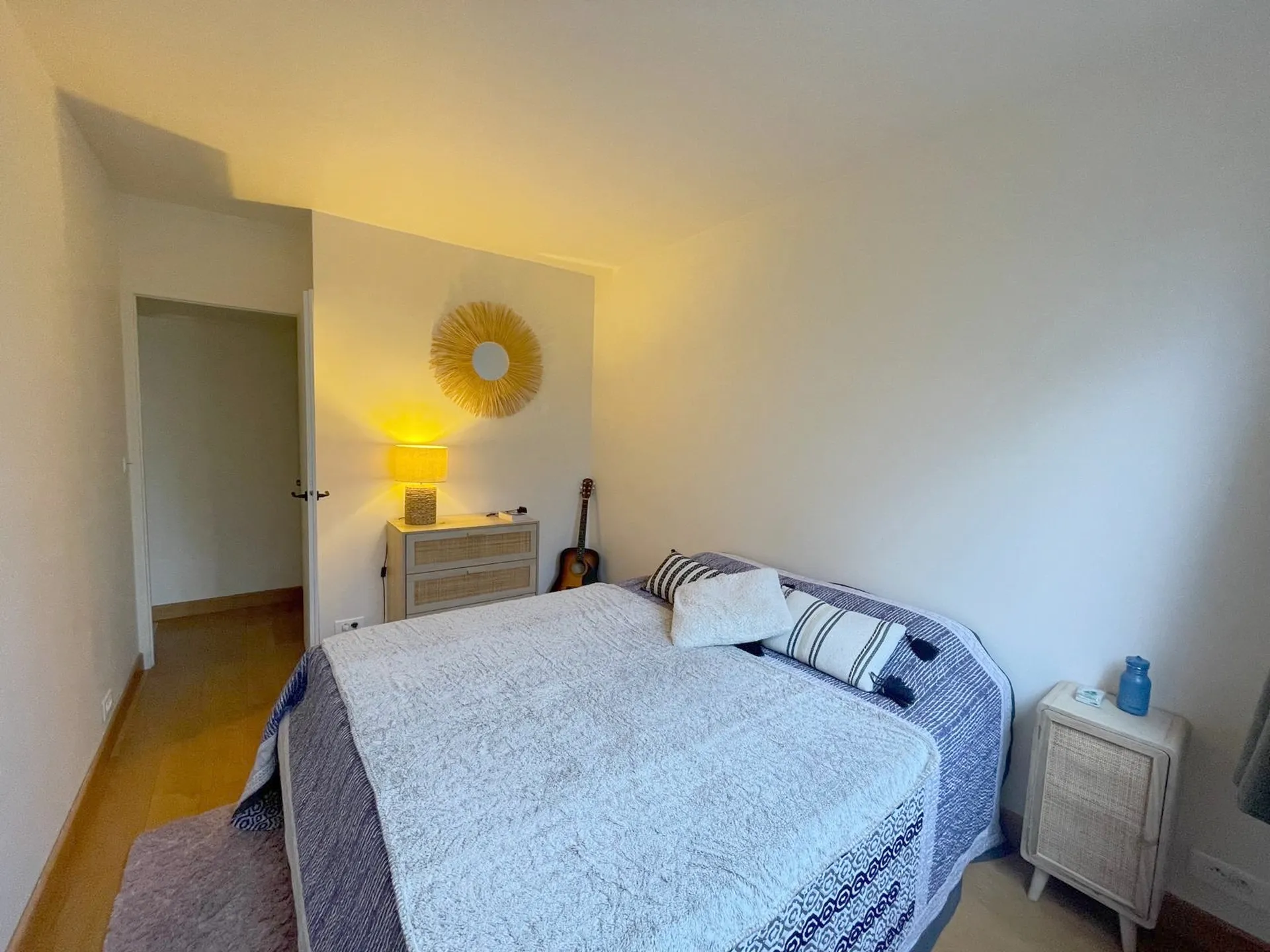 Marly le Roi - Appartement meublé en excellent état général avec 2 chambres et grande pièce de vie au sein d'une résidence calme avec espaces verts