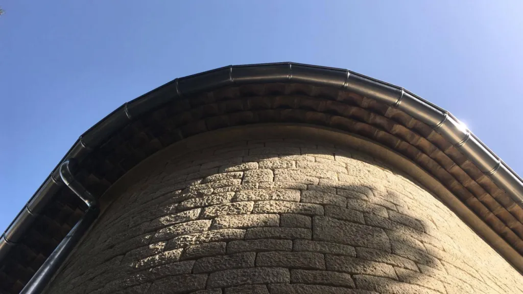 Pose de gouttière en zinc ou chéneau à Bagnols travaux sur mesure pour maison neuve ou ancienne