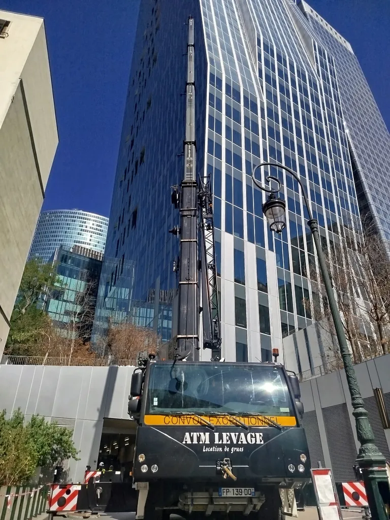 Location de grue mobile à Paris La Défense