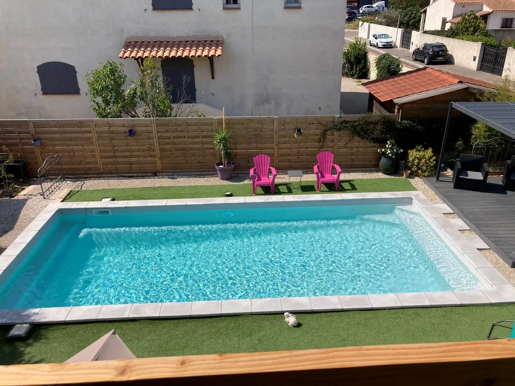 Modèle Kryptonite C 9m – piscine coque polyester familiale avec fond incliné, escaliers latéraux et volet immergé compact à Ollioules, Evenos et Le Revest.